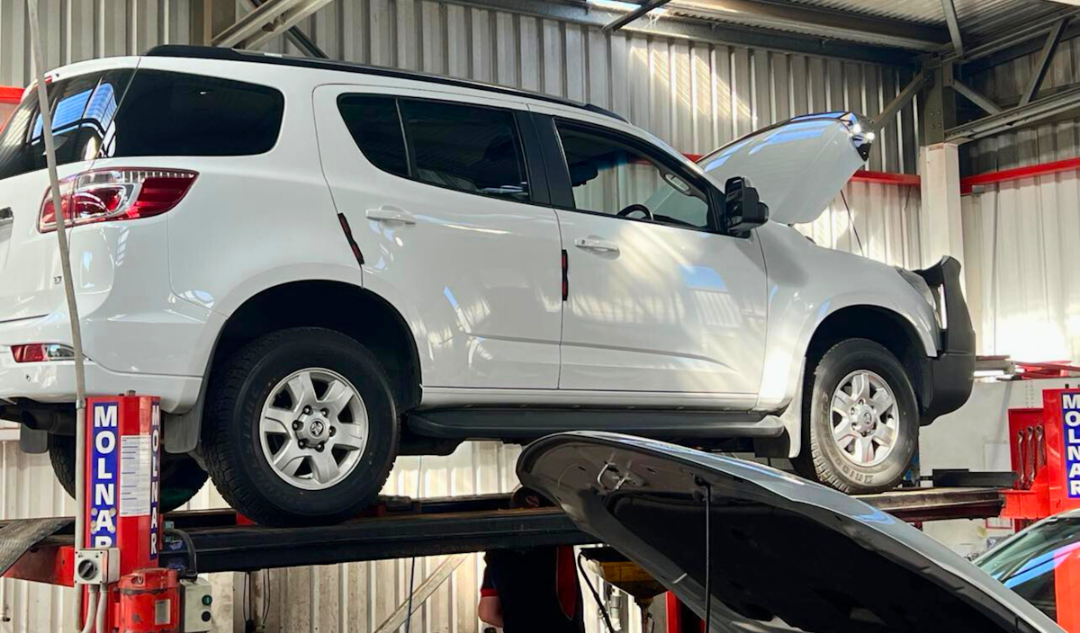 2015 Holden Colorado having a service